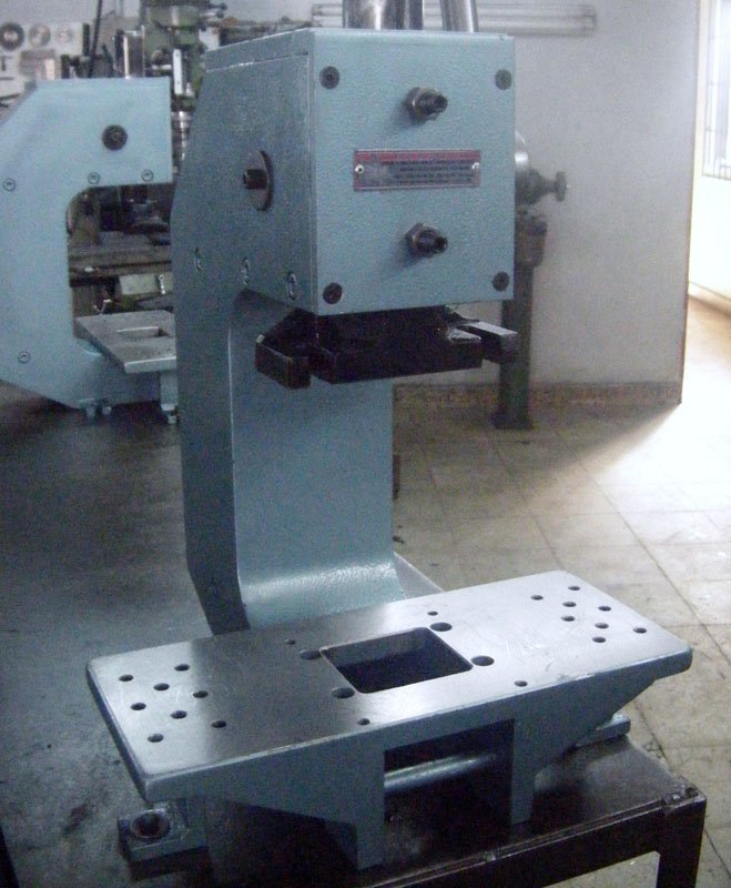 Máquina troqueladora fabricada por TMD